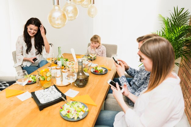 Amigos sentados a la mesa juntos