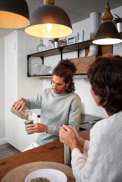 Foto gratuita amigos sentados en la vista lateral de la mesa