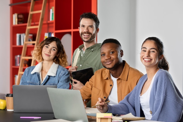 Foto gratuita amigos durante la sesión de estudio aprendiendo y sonriendo