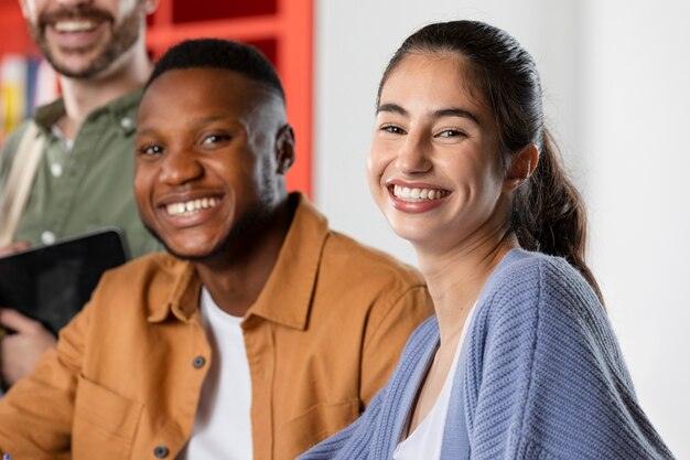 Amigos durante la sesión de estudio aprendiendo y sonriendo