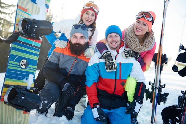 Amigos de snowboarders posando