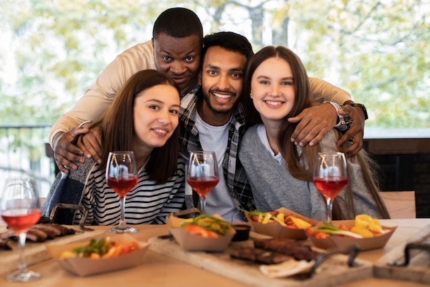 Foto gratuita amigos sonriendo y abrazados en una fiesta