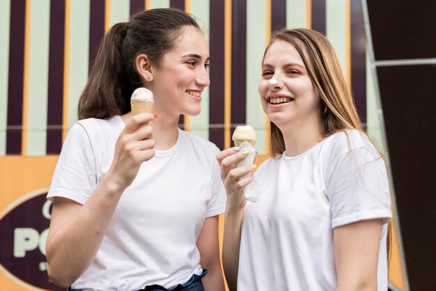 Amigos sonriendo y comiendo helado