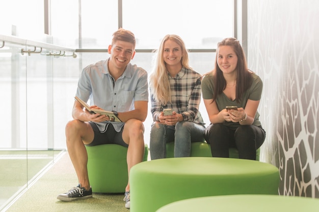 Foto gratuita amigos sonriendo en la universidad