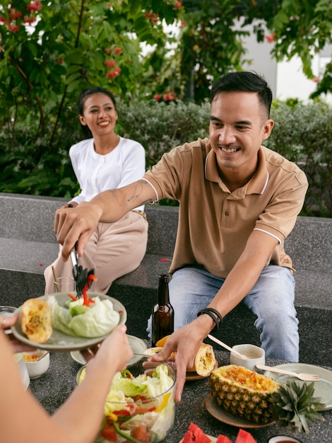 Amigos sonrientes de alto ángulo con comida