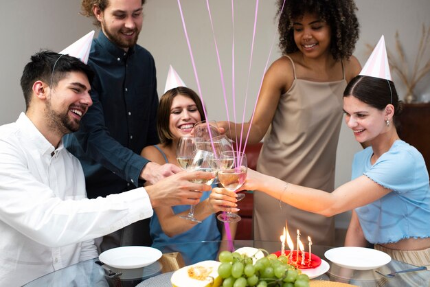 Amigos sonrientes con bebidas de tiro medio