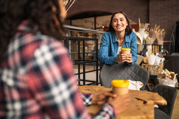 Amigos sonrientes en un café disfrutando de su tiempo