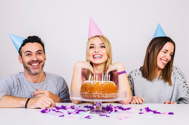 Amigos sonrientes celebrando cumpleaños juntos