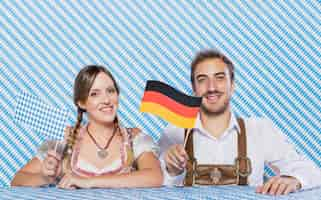 Foto gratuita amigos sonrientes celebrando el oktoberfest