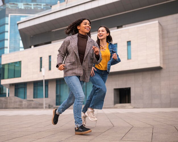 Amigos sonrientes corriendo juntos al aire libre