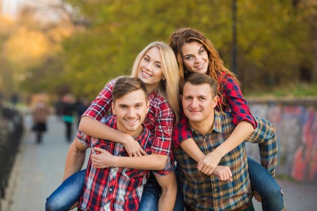 amigos sonrientes felices al aire libre