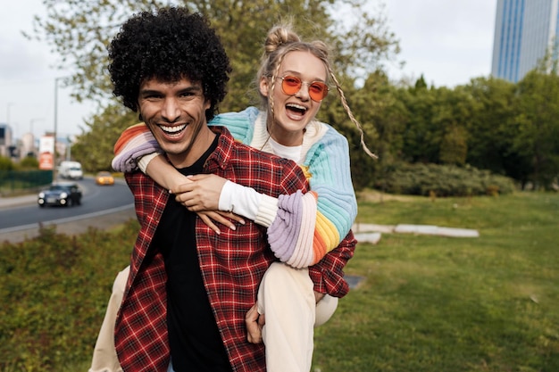 Foto gratuita amigos sonrientes felices al aire libre