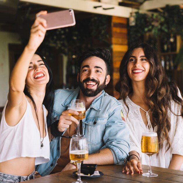 Amigos sonrientes haciendo un selfie