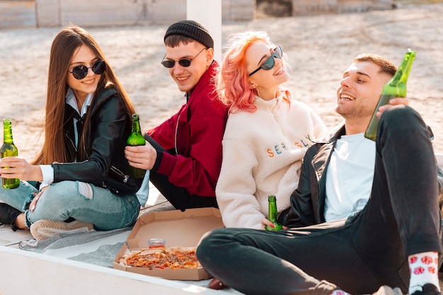 Amigos sonrientes jovenes que tienen partido al aire libre