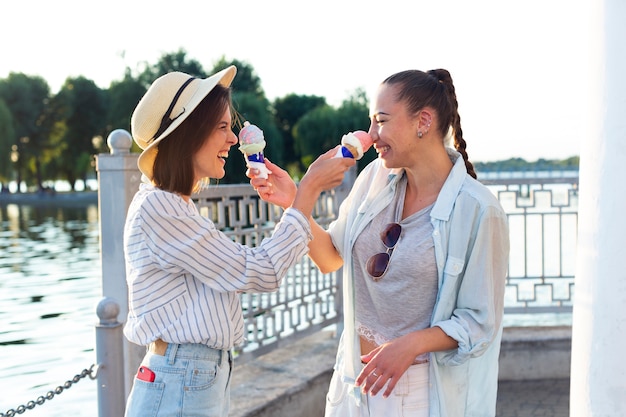 Amigos sonrientes jugando con helado