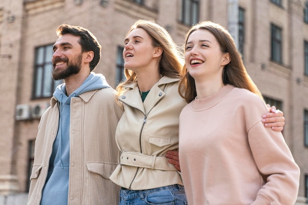 Amigos sonrientes juntos divirtiéndose en la ciudad