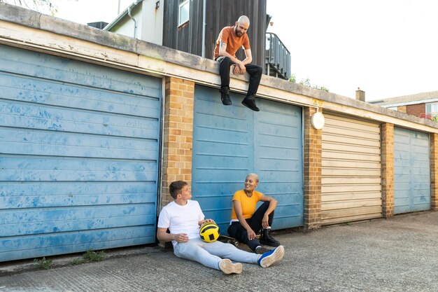 Amigos sonrientes de tiro completo en los suburbios