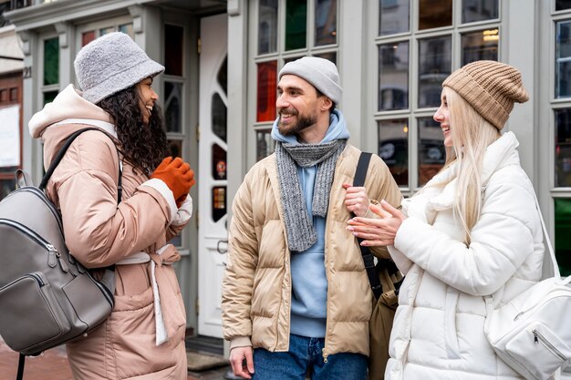 Amigos sonrientes de tiro medio al aire libre