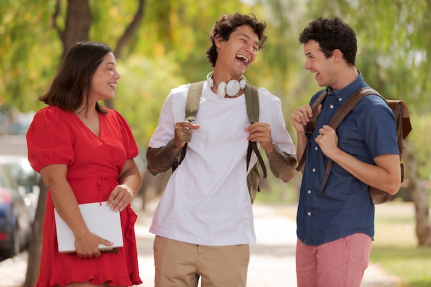 Amigos sonrientes de tiro medio al aire libre