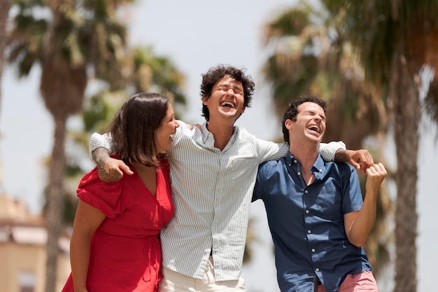 Amigos sonrientes de tiro medio al aire libre