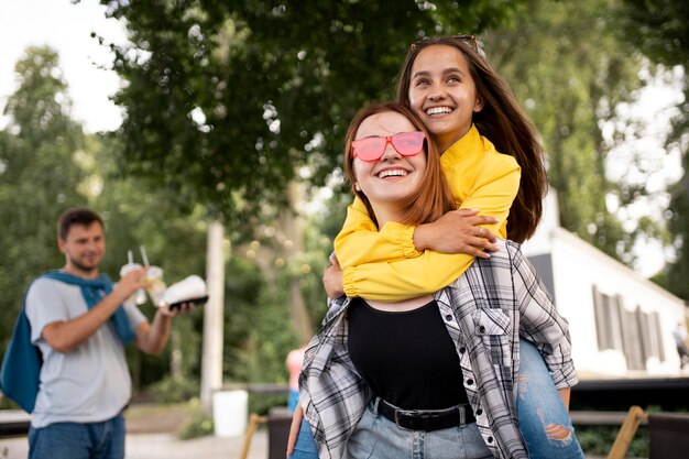 Amigos sonrientes de tiro medio al aire libre