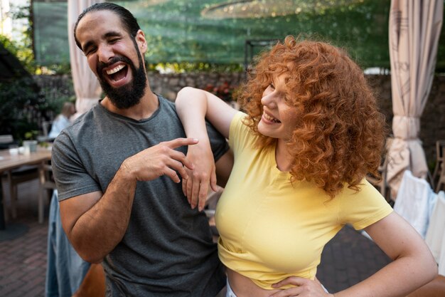 Amigos sonrientes de tiro medio al aire libre