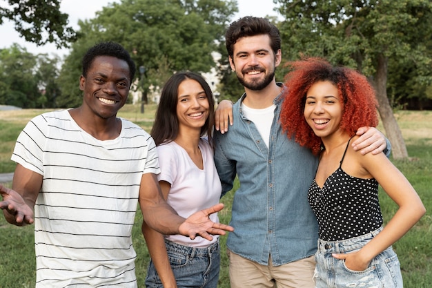 Amigos sonrientes de tiro medio al aire libre