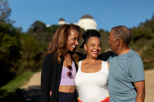 Amigos sonrientes de tiro medio al aire libre