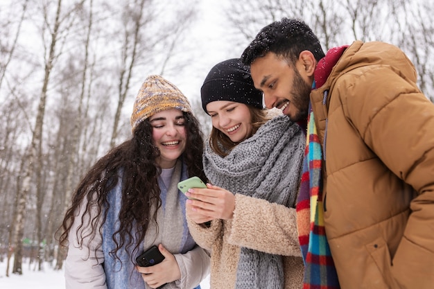 Foto gratuita amigos sonrientes de tiro medio al aire libre