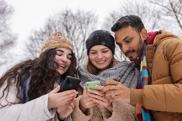 Amigos sonrientes de tiro medio al aire libre