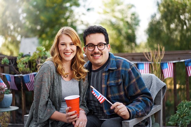 Amigos sonrientes de tiro medio con bandera americana