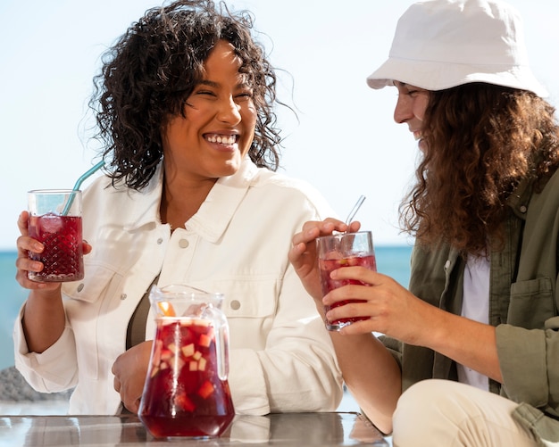 Amigos sonrientes de tiro medio con bebidas de sangría