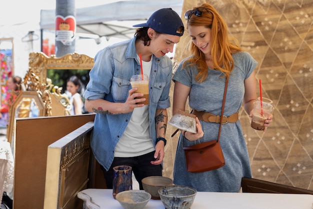 Amigos sonrientes de tiro medio con bebidas