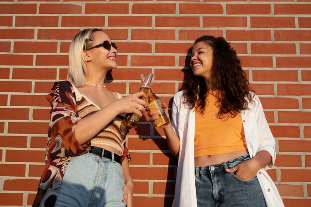 Amigos sonrientes de tiro medio con bebidas