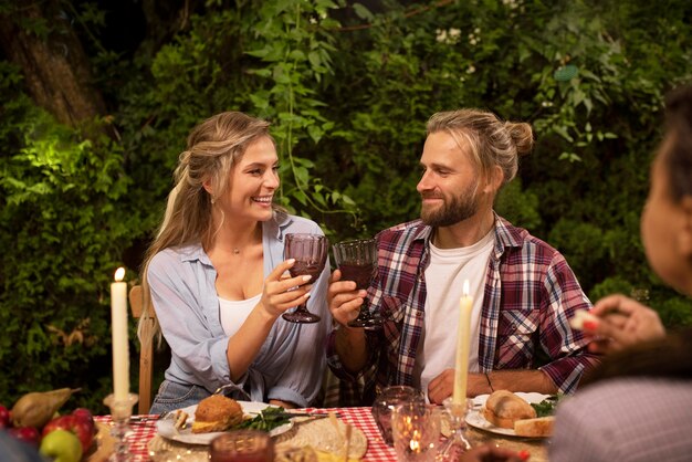 Amigos sonrientes de tiro medio con bebidas