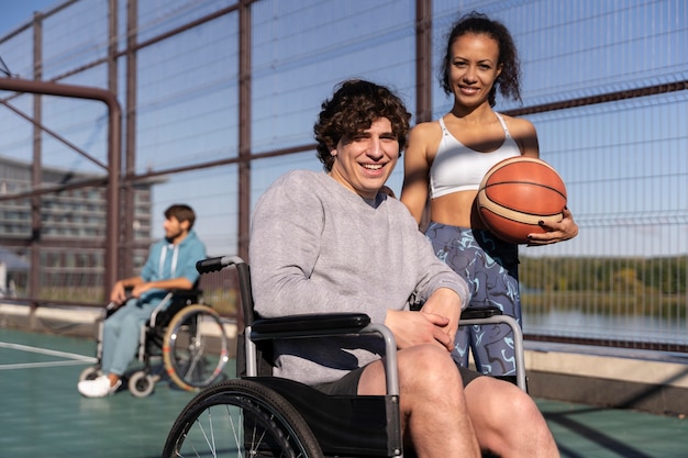 Foto gratuita amigos sonrientes de tiro medio con bola