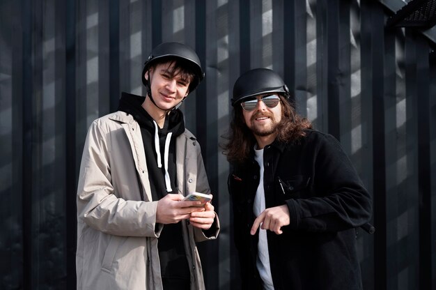 Amigos sonrientes de tiro medio con cascos