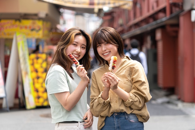 Amigos sonrientes de tiro medio con comida