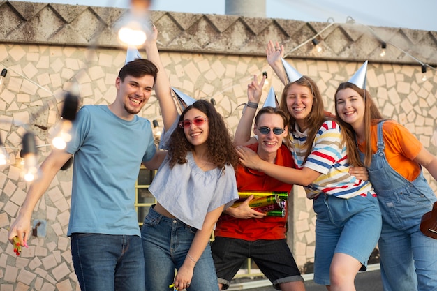 Amigos sonrientes de tiro medio en la fiesta