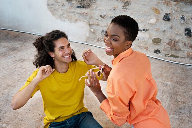 Amigos sonrientes de tiro medio con gafas de sol