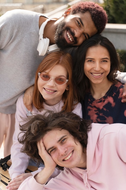 Amigos sonrientes de tiro medio posando juntos