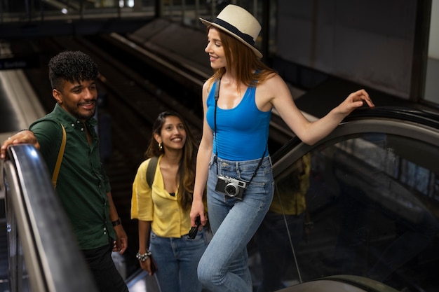 Amigos sonrientes de tiro medio que viajan juntos