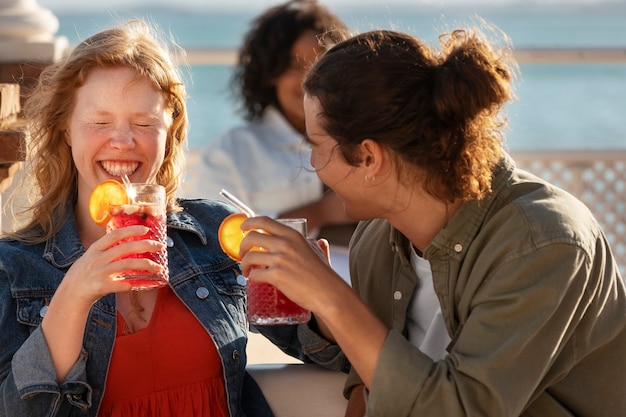 Foto gratuita amigos sonrientes con tiro medio de sangría