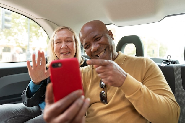 Amigos sonrientes de tiro medio con smartphone