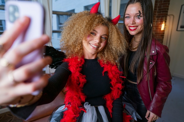 Amigos sonrientes de tiro medio tomando selfie