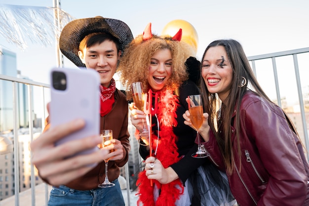 Amigos sonrientes de tiro medio tomando selfie