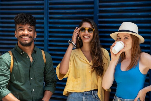 Amigos sonrientes de tiro medio viajando