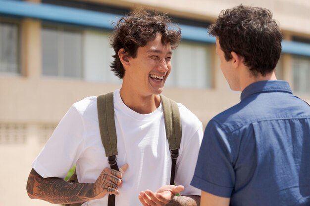 Amigos sonrientes de tiro medio