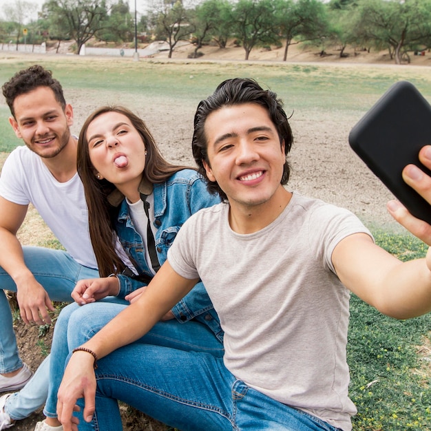 Amigos sonrientes tomando selfie