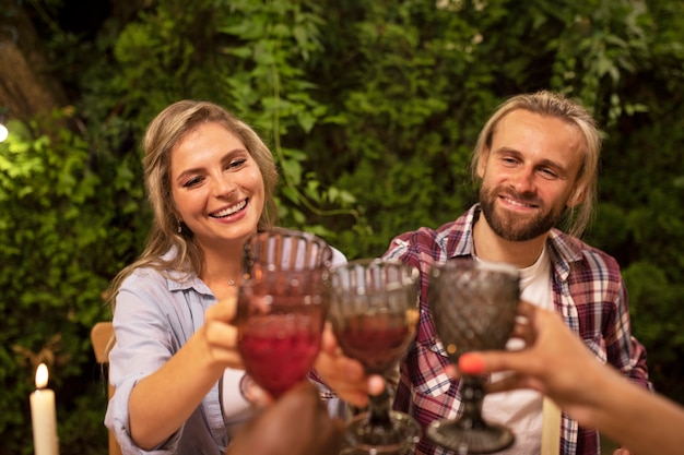 Foto gratuita amigos sonrientes de vista frontal con bebidas